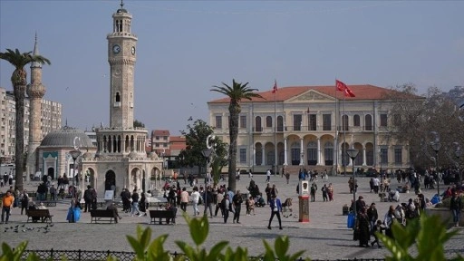 İzmir'de güneşli havayı fırsat bilenler açık alanlarda vakit geçirdi