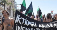 İzmir'de kadın ve erkeklerden çıplak protesto