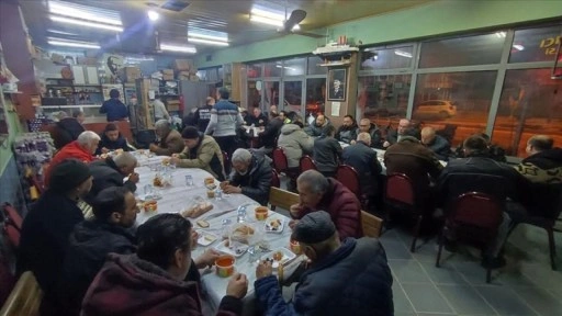 İzmir'de kahvehanede sahur geleneği 9 yıldır sürdürülüyor