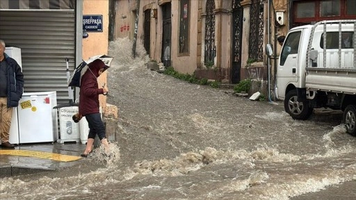 İzmir'de kuvvetli sağanak hayatı olumsuz etkiliyor