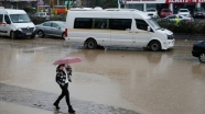 İzmir&#039;de kuvvetli yağış nedeniyle kamu çalışanları bugün idari izinli sayılacak