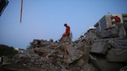 İzmir'de Rıza Bey Apartmanı enkazındaki kurtarma çalışmaları yeniden başladı
