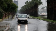 İzmir'de sağanak, su birikintileri ve baskınlarına neden oldu