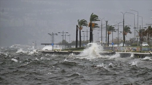 İzmir'de şiddetli rüzgar sebebiyle feribot seferleri iptal edildi