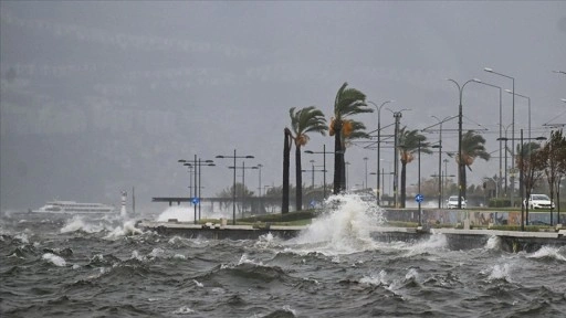 İzmir'de şiddetli rüzgar sebebiyle vapur seferleri iptal edildi