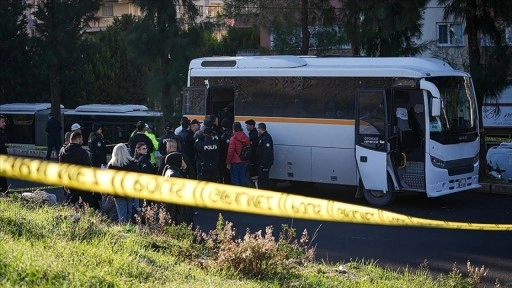 İzmir'de tıra çarpan okul servisindeki öğrencilerden 1'i öldü, 1'i yaralandı