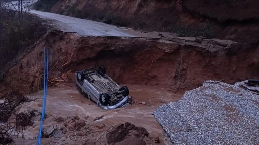 İzmir'de toprak kayması sebebiyle yolda çökme meydana geldi