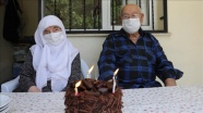 İzmir&#039;de vefa ekibi 90 yaşındaki çiftin 67. evlilik yıl dönümünü kutladı
