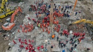 İzmir'deki deprem sonrası ekiplerin yoğun çalışması kameralara yansıdı