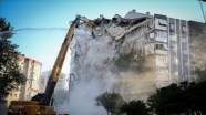 İzmir'deki depremde bir kısmı yıkılan Karagül Apartmanı kontrollü olarak yıkıldı