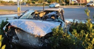 İzmir’deki feci trafik kazasında otomobil metrelerce uçtu: 2 ölü