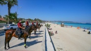 İzmir&#039;in plajları atlı polis birliklerine emanet