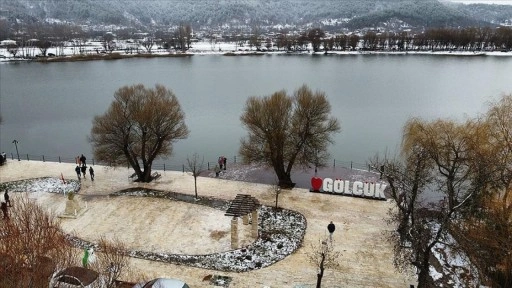 İzmir'in turizm merkezleri Bozdağ ve Gölcük beyaza büründü