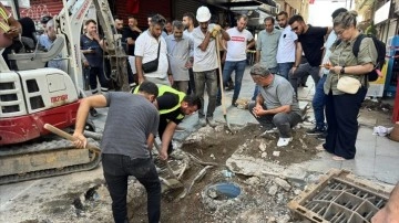 İzmir'de 2 kişinin akıma kapılarak öldüğü yerdeki çalışmalar sırasında İZSU gözlemcisi izinliym
