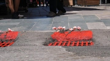İzmir'de 2 kişinin elektrik akımına kapılarak öldüğü sokakta mazgallar kırmızıya boyandı