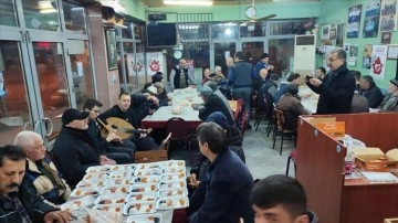 İzmir'de hayırseverler Ramazan ayı boyunca kahvehanede sahur veriyor
