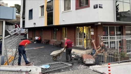 İzmir'de otomobilin okulun bahçesine girmesi sonucu 3 kişi yaralandı