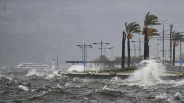 İzmir'de vapur seferleri hava muhalefeti nedeniyle iptal edildi