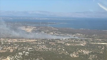 İzmir'in Çeşme ilçesinde makilik ve otluk alanda yangın çıktı