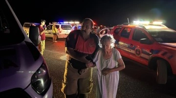 İzmir'in Karaburun ilçesindeki orman yangınına müdahale ediliyor