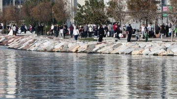 İzmirliler sıcak havada sahilleri doldurdu