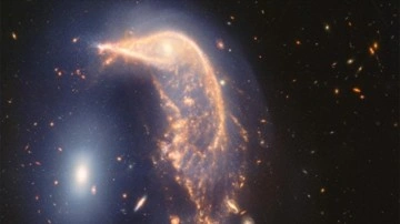 James Webb Uzay Teleskobu, 326 milyon ışık yılı uzaklıkta iç içe geçmiş iki galaksiyi görüntüledi