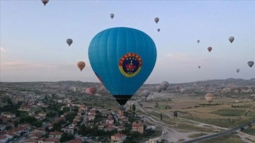 Jandarma broveli sıcak hava balonu Kapadokya'da semalarında süzüldü