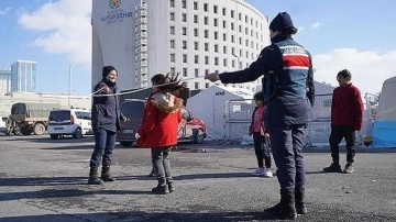 Jandarmanın kadın astsubayları Malatya'da depremzedelere destek oluyor