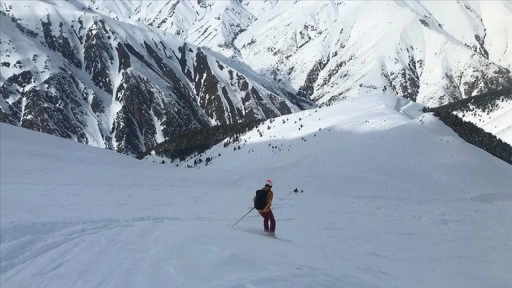 Kaçkar Dağları'nın eteklerindeki Yaylalar köyü, doğal pistleriyle kayakçıların gözdesi oldu