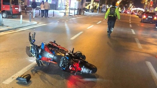 Kadıköy'de 'dur' ihtarına uymayarak polise çarpan sürücü tutuklandı