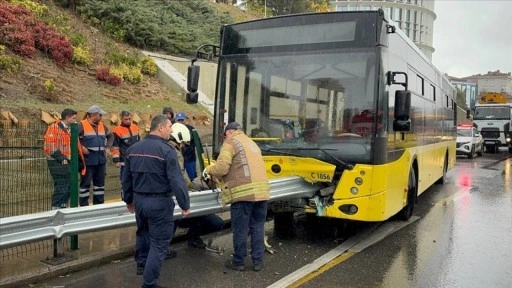 Kadıköy'de İETT otobüsü bariyere saplandı