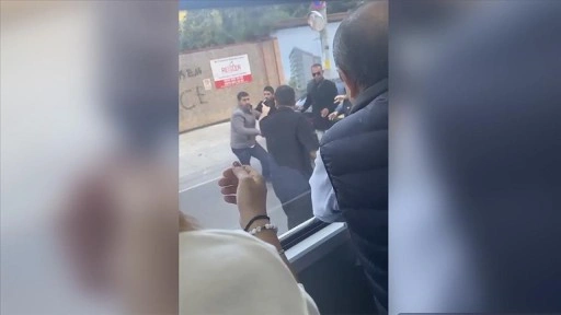 Kadıköy'de İETT şoförü ile otomobil sürücüsünün kavgası kamerada