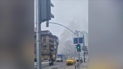 Kadıköy'de patlayan borudan çıkan suyun metrelerce yükselmesi kamerada