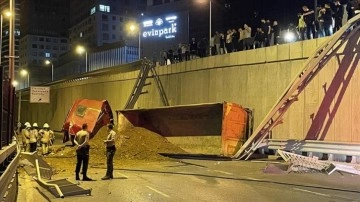 Kadıköy'de seyir halindeki kamyonun çevre yoluna düşmesi sonucu sürücü yaralandı