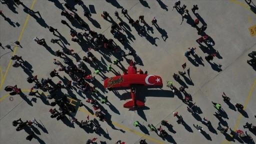 Kadın akrobasi pilotu cumhuriyetin 101. yaşını özel uçuşuyla kutladı