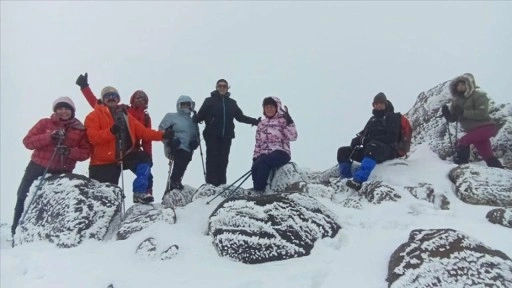 Kadın dağcılar olumsuz hava koşullarına rağmen Ağrı Dağı'na tırmandı