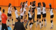 Kadın voleybolcular tekme tokat birbirine girdi