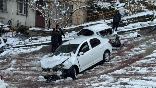 Kağıthane'de kar sebebiyle yokuşta kayan otomobil park halindeki araca çarptı