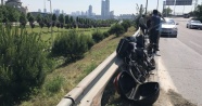 Kağıthane’de tur otobüsünün sıkıştırdığı motosikletli şarampole uçtu