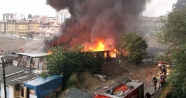 Kağıthane'de yıldırım düşen fabrikada yangın çıktı