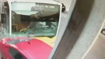 Kağıthane'de İETT otobüsünün park halindeki araçlara çarptığı kaza kamerada