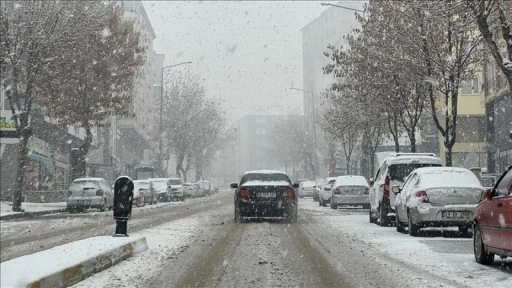 Kahramanmaraş ve Çorum'un bazı ilçelerinde kar nedeniyle eğitime bir gün ara verildi