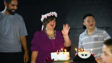 Kahramanmaraş'ta "+1 Sokağı" sakini down sendromlu Esra Eren'e doğum günü kutlam