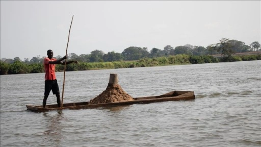 Kamerun'un en uzun nehri Sanaga'da bölge sakinleri zorlu şartlarda kum çıkarmaya çalışıyor