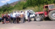 Kamyonet park halindeki traktöre çarptı: 3 yaralı