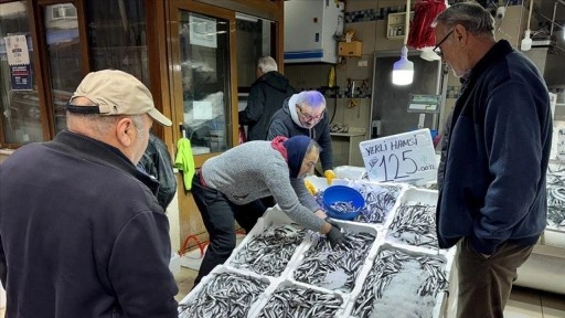 Kar suyuyla yağlanarak lezzetini artıran hamsi, Sinop'ta tüketicilerin ilk tercihi oluyor