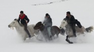 Kar üstünde at yarışlarına hazırlanıyorlar