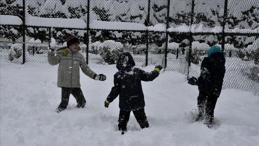 Kar yağışı sebebiyle bazı il ve ilçelerde eğitime 1 gün ara verildi