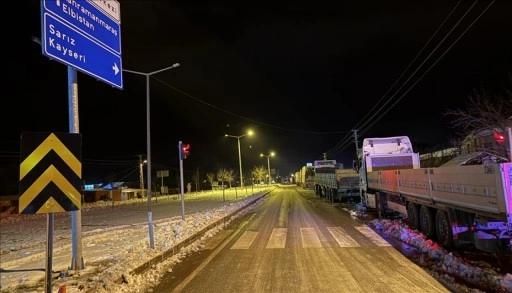 Kar yağışı sebebiyle kapanan Göksun-Kayseri kara yolu ulaşıma açıldı