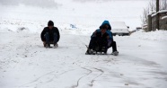 Kar yağışının etkili olduğu Doğu’da yollar ulaşıma kapandı, çocuklar karın tadını çıkardı